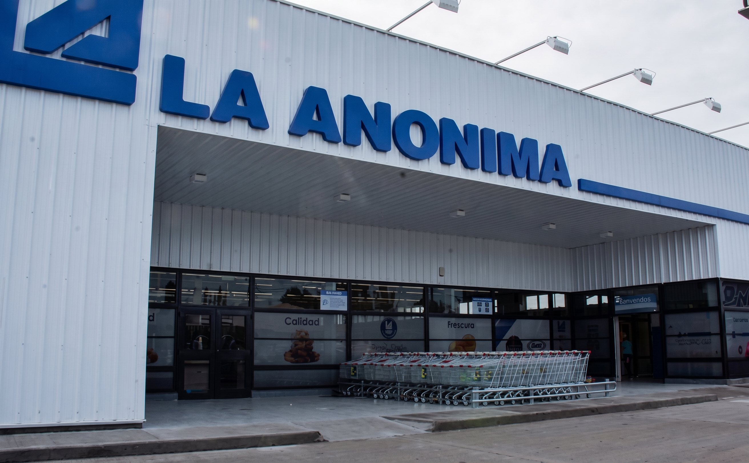 Quiso salir del supermercado con dos chocolates sin pagar y terminó en la Comisaría