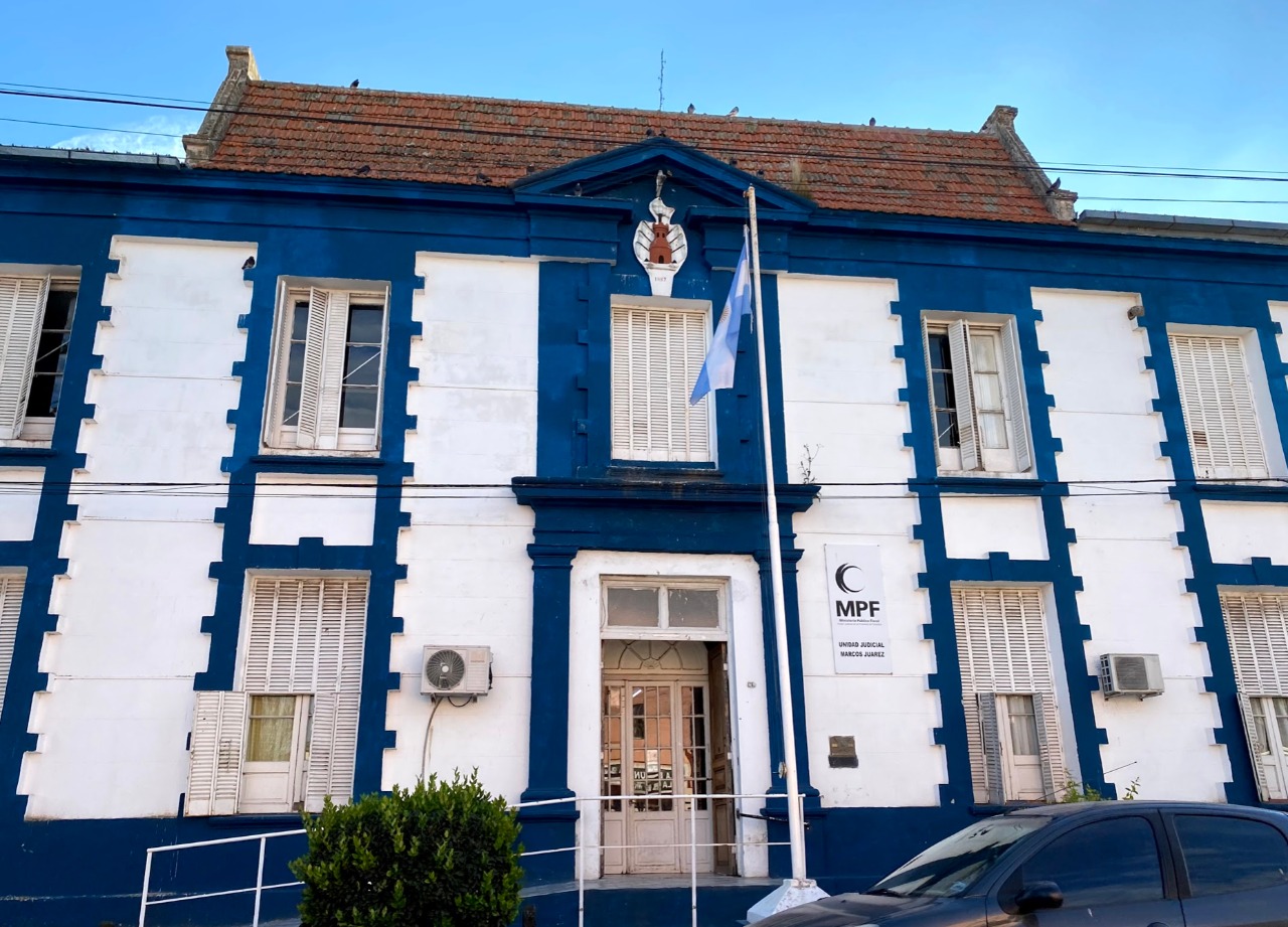 Durante un operativo policial detectaron una ventana abierta y descubrieron un robo en una vivienda