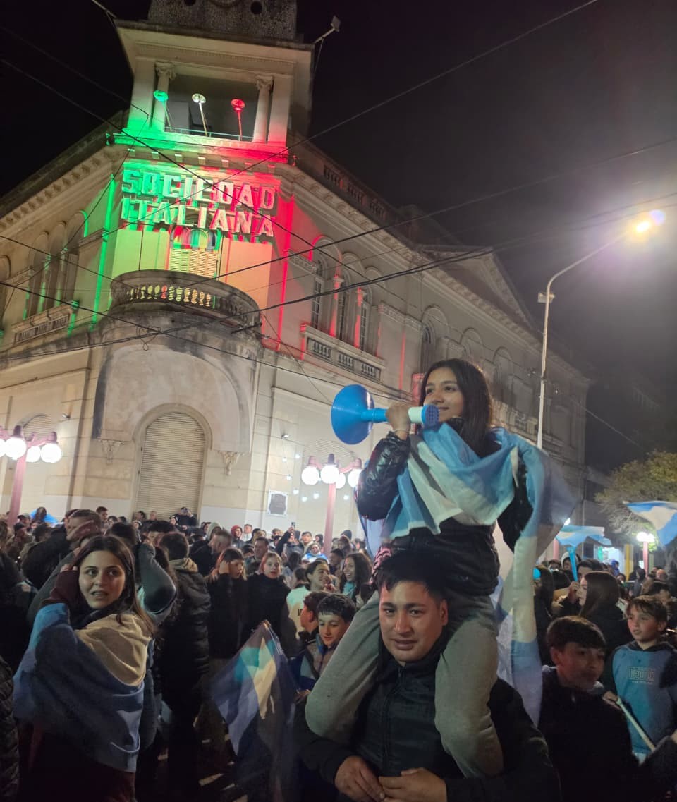 Argentina hizo vibrar a Marcos Juárez: la clasificación a semifinales desató un multitudinario festejo