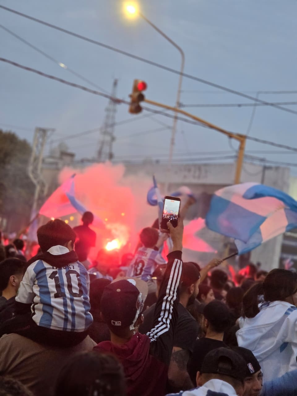 Marcos Juárez explotó de alegría: caravana, bocinazos y un carnaval celeste y blanco tras la histórica clasificación de Argentina a la final